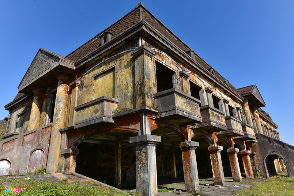 Nhiều nhà nghỉ trên đỉnh Mẫu Sơn bị bỏ hoang